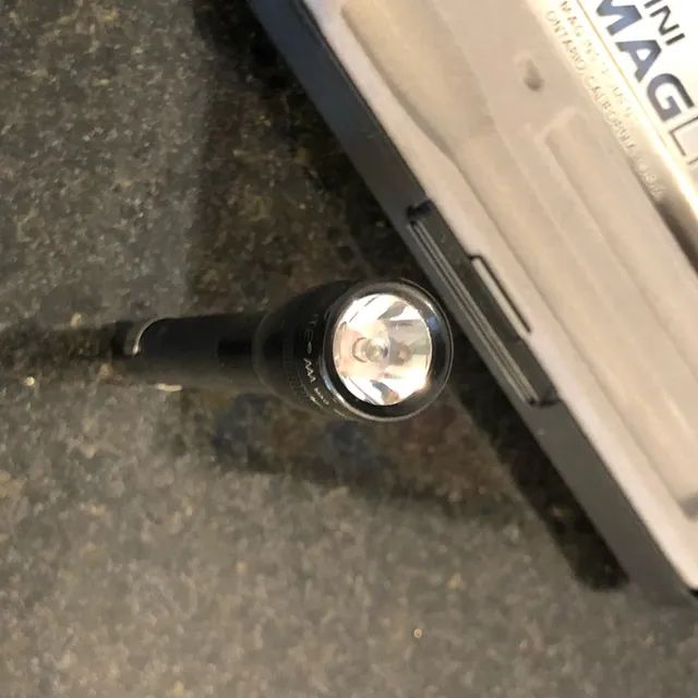 mini maglite com estojo, manual e lampada reserva - Foto 4