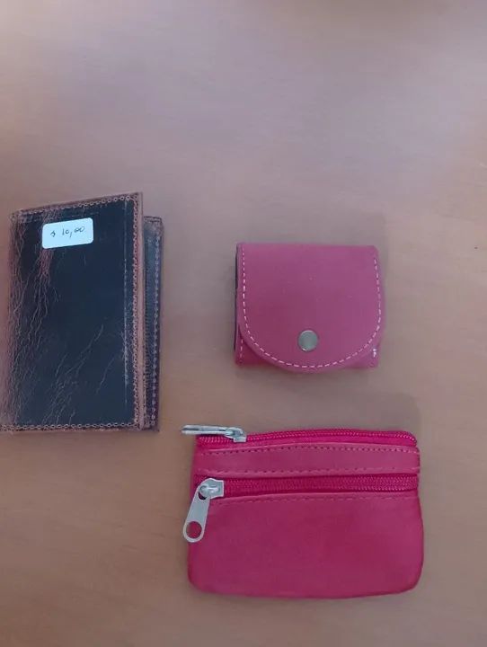 Bolsa de mão e carteiras em couro e porta moedas e sem uso 