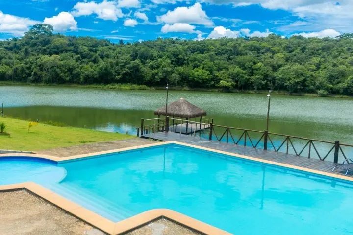 Pousada 24.8ha, lagoa artificial, piscina, quiosque, sauna, área de churrasqueira, campo. 