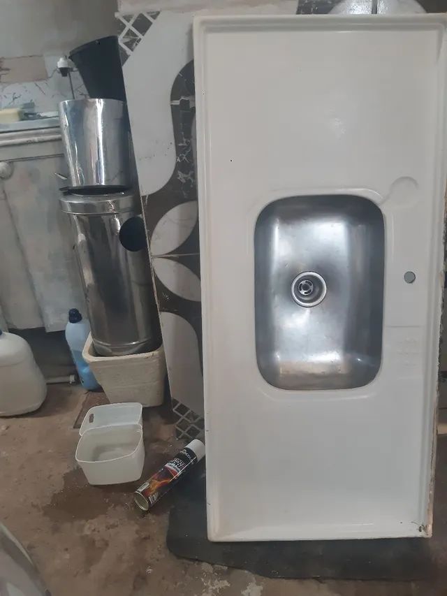 Pia muito boa de 1,20 m com cuba de inox exelente