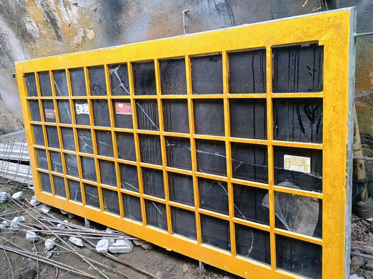 JANELA DE FERRO COM VIDRO TODA DE FERRO MACIÇO POR R$:500 - Foto 5