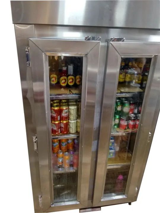 Cervejeira expositora com porta de vidro.