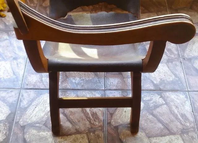  Cadeira Savanarola madeira assento arqueado Encosto fixo com recorte Braços em volutas  - Foto 3