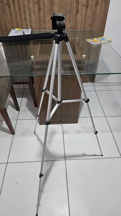Tripé para Câmera - pouquíssimo uso - Ideal para Fotos e Vídeos - Foto 2