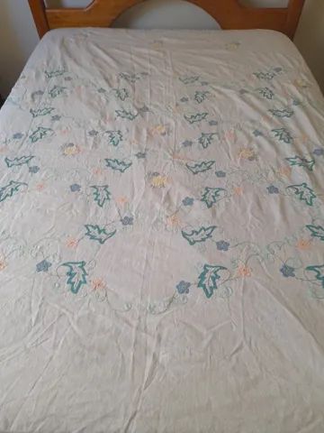 colcha casal bordada a mão antiga