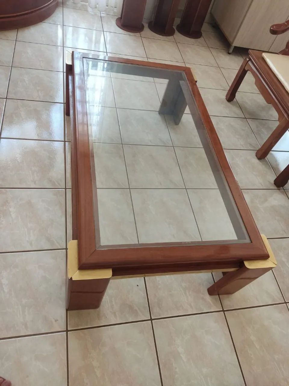 Mesa de centro de sala em Mogno acabamento dourado e vidro
