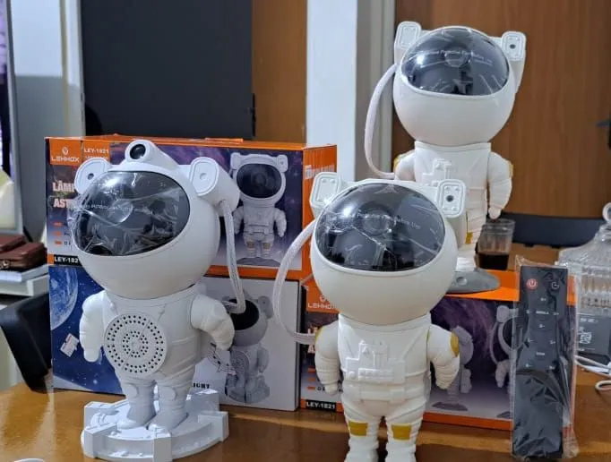 Projetor Astronauta Galáxia Infantil + Controle Remoto
