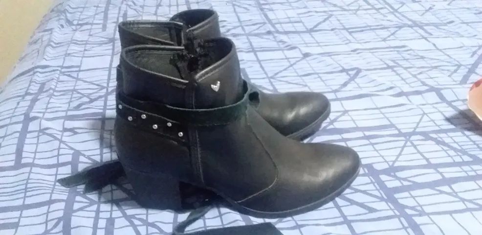 Bota preta de salto 