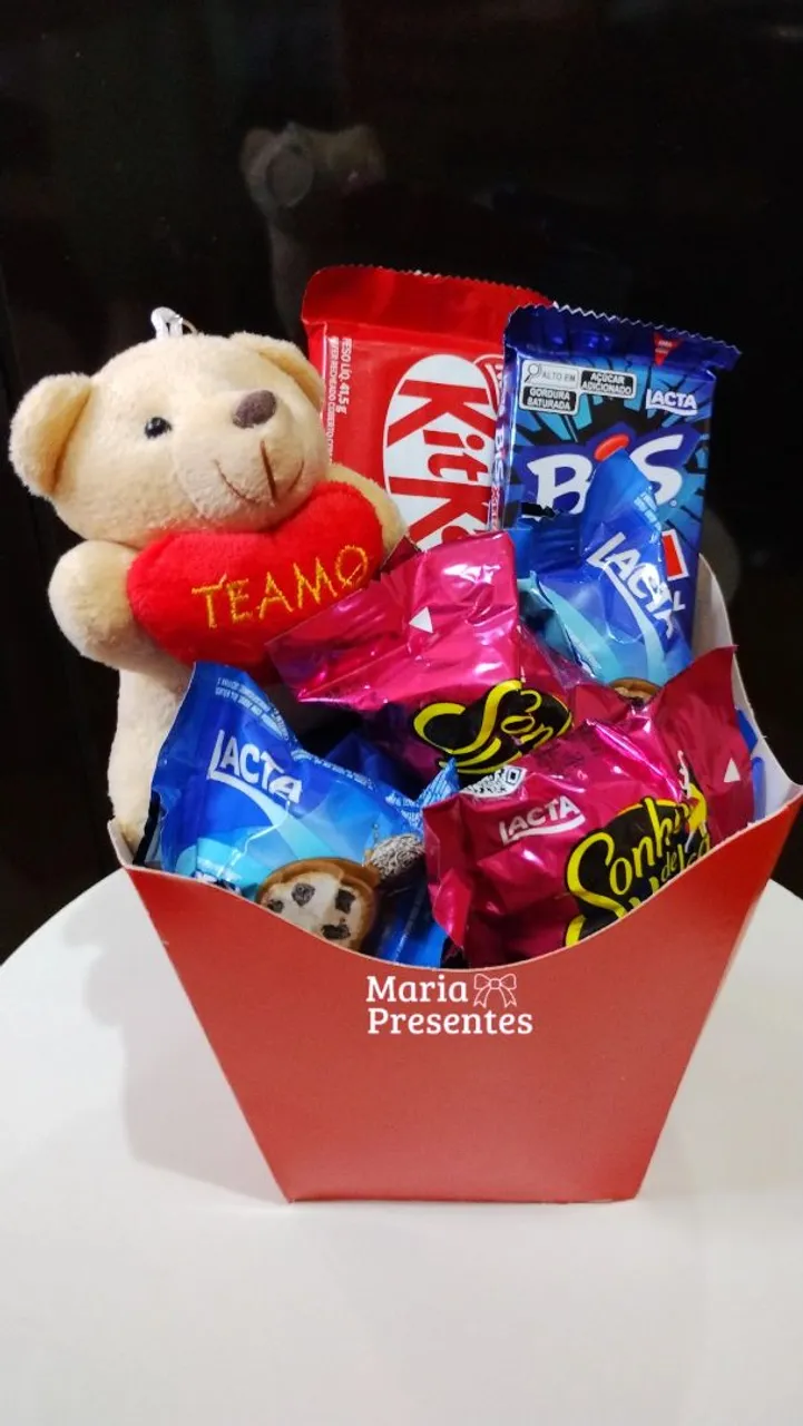 Cesta presente com ursinho e chocolates