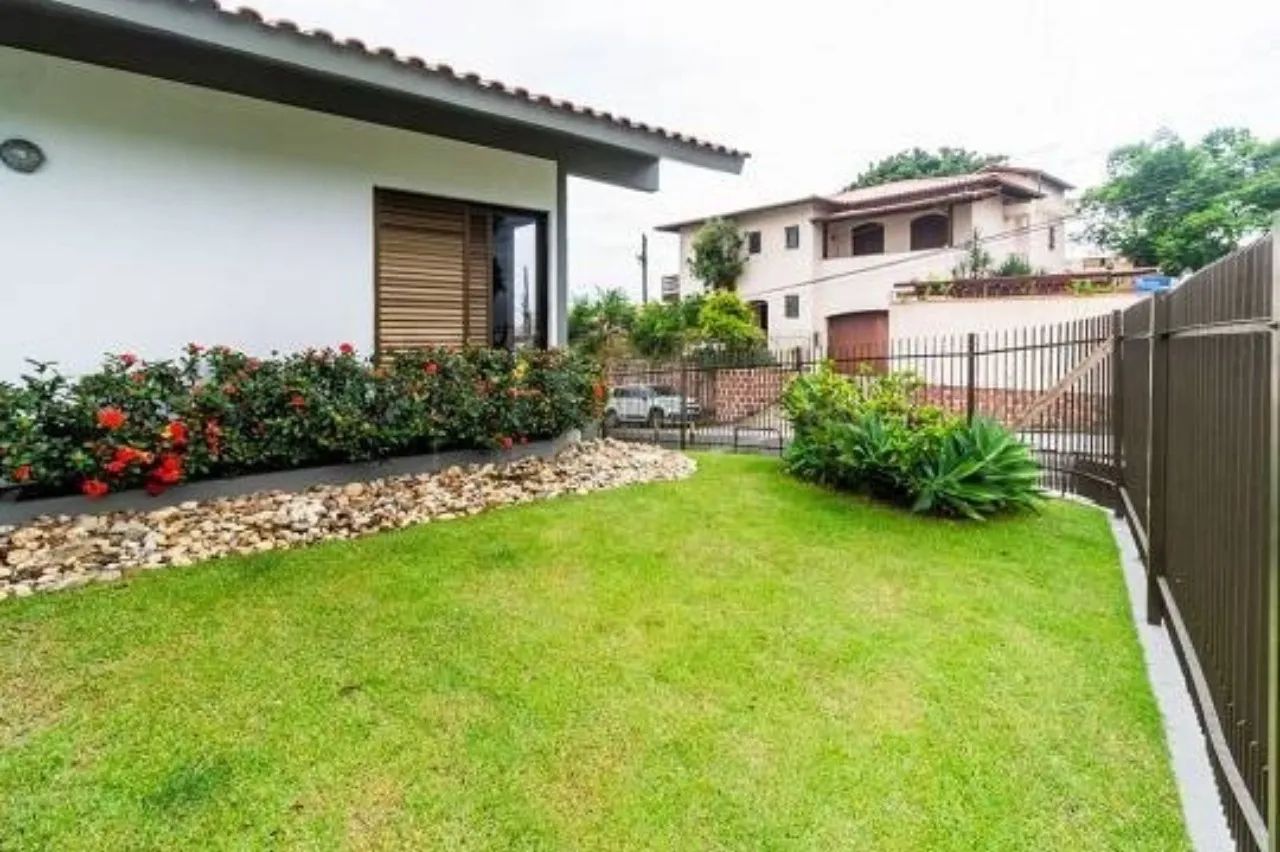 Casa de 04 dormitórios em Coqueiros - Foto 3