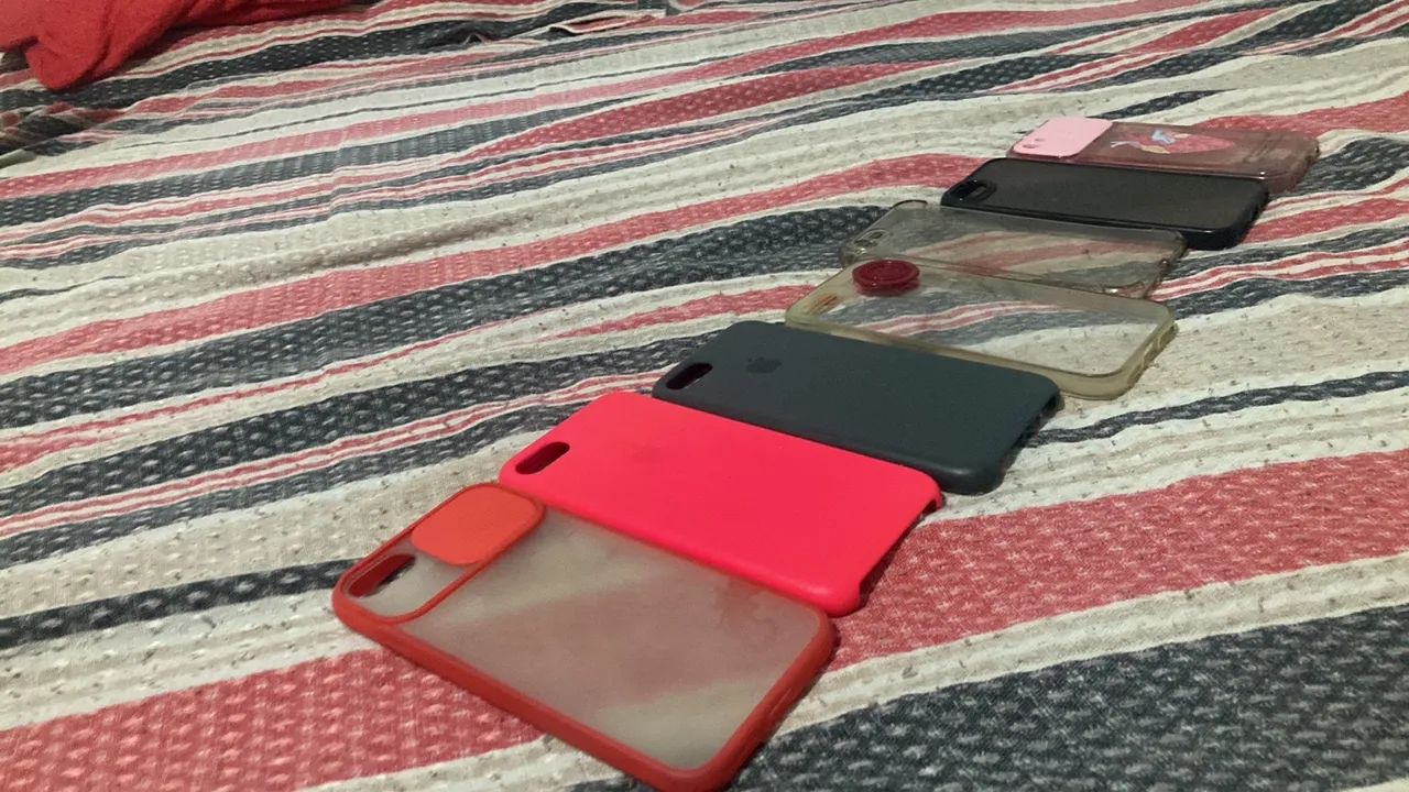 Capas de Silicone para iPhone - Preto e Lilás - Foto 2