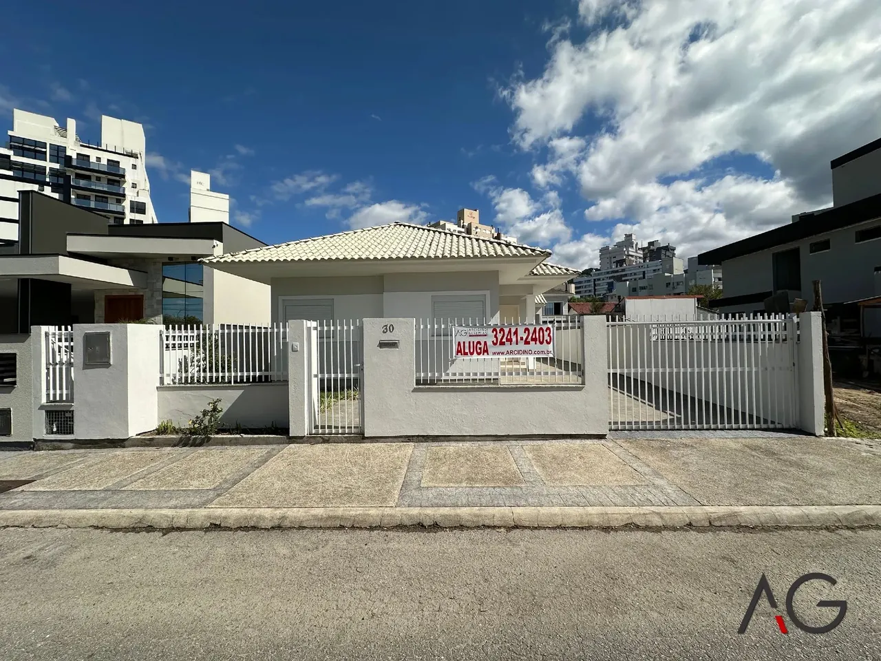 Casa para aluguel possui 140 m² com 3 quartos em Pedra Branca - Palhoça - SC
