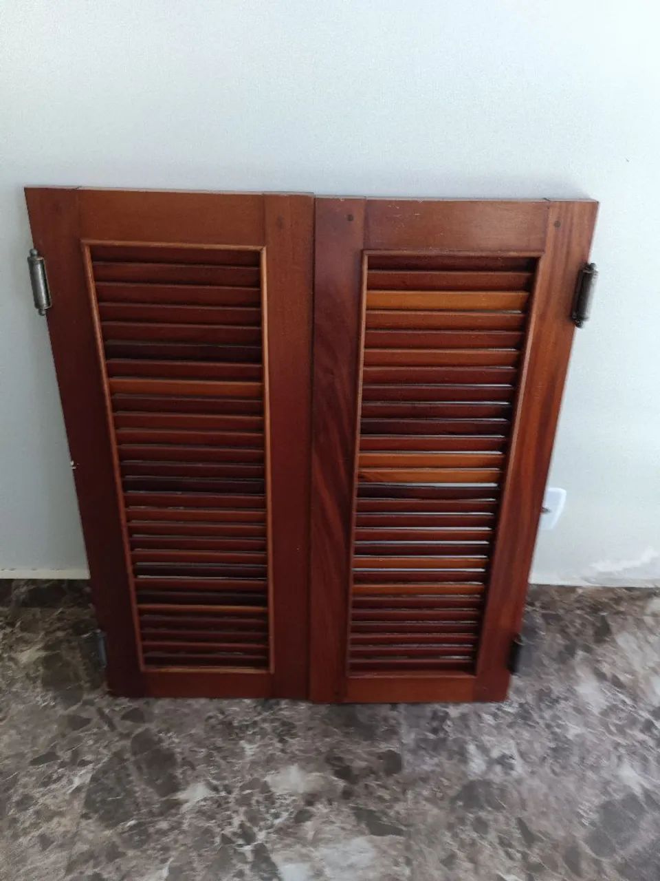 1 par Porta de madeira com venezianas, ótimo estado vai vem duplas ,bom acabamento,