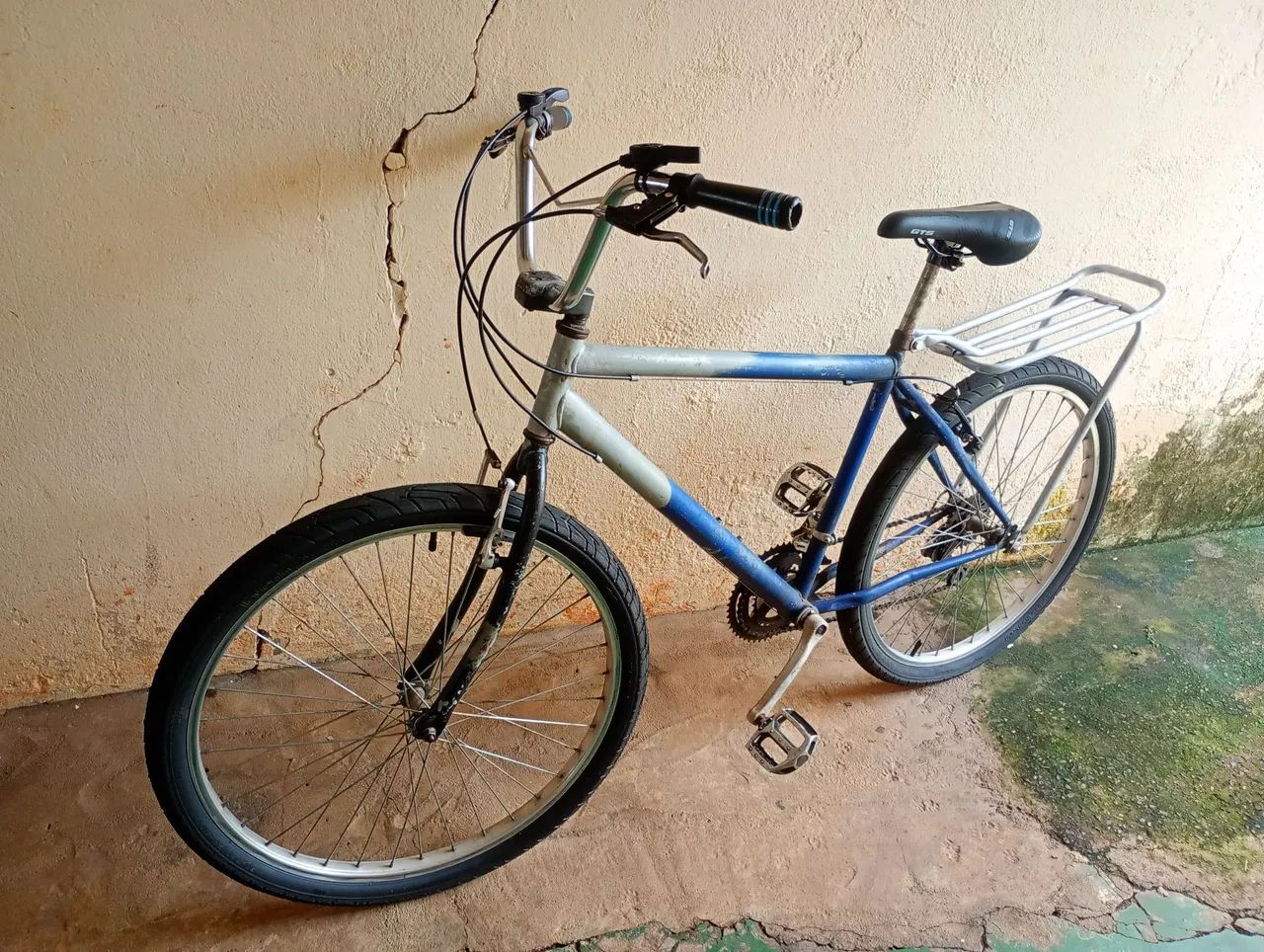 Vendo bicicleta aro 26 conservada pra vim buscar 300 reais aceito Pix  - Foto 6