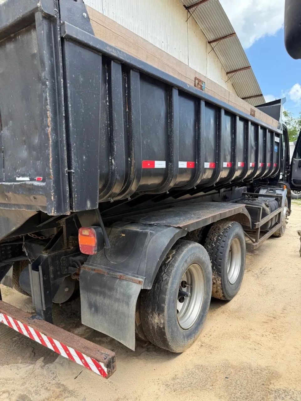 Caminhão caçamba Volvo 260 ano 2011 - Foto 7