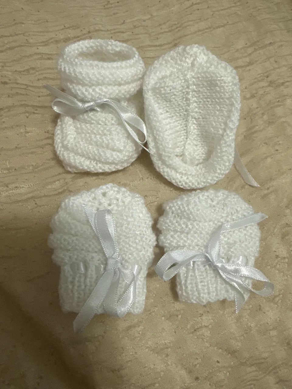 Conjunto de sapatinho e luvinha branco 0 a 6 meses  - Foto 3