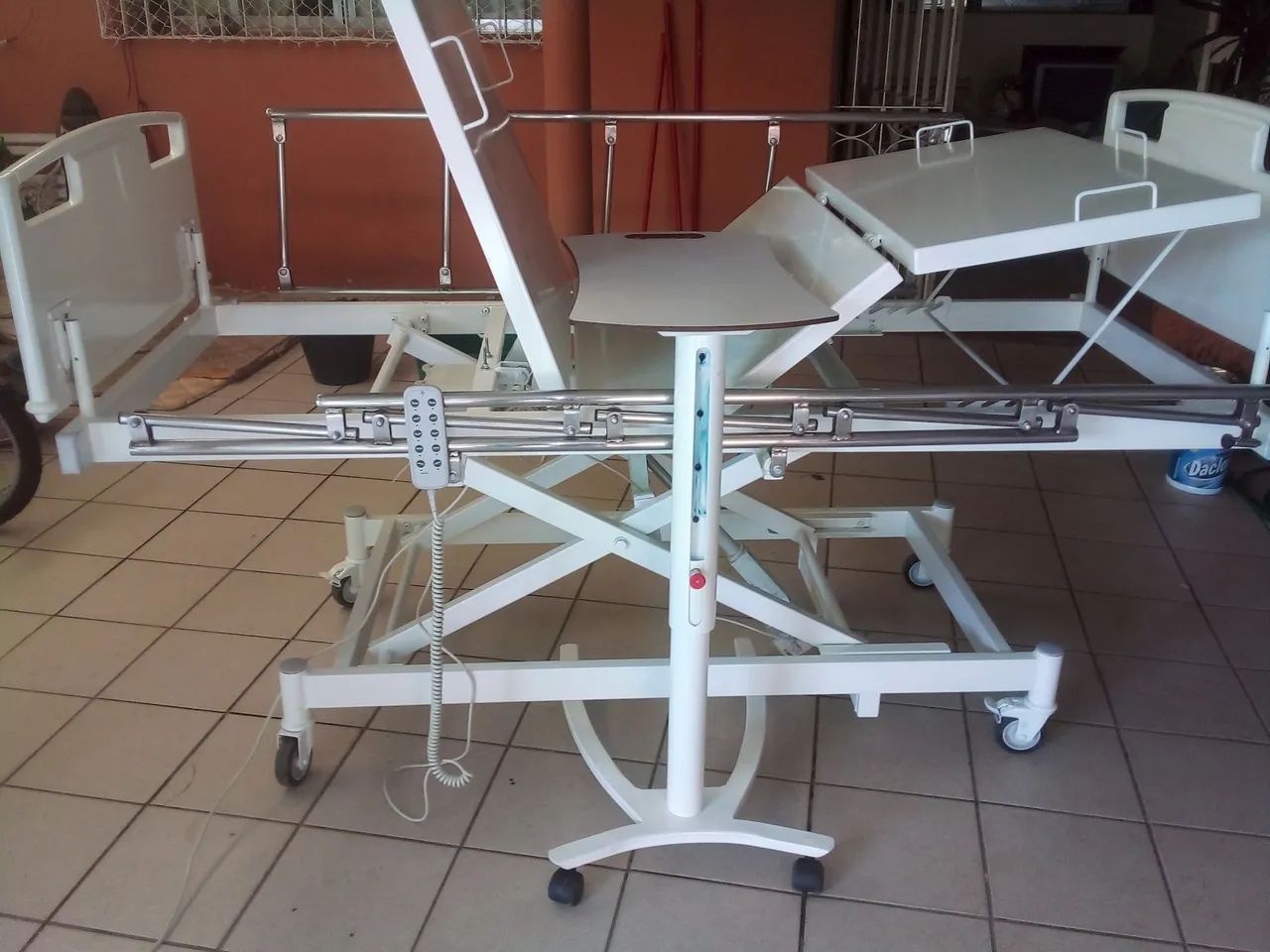 Cama hospitalar elétrica eleva a altura no controle do chão.  - Foto 6