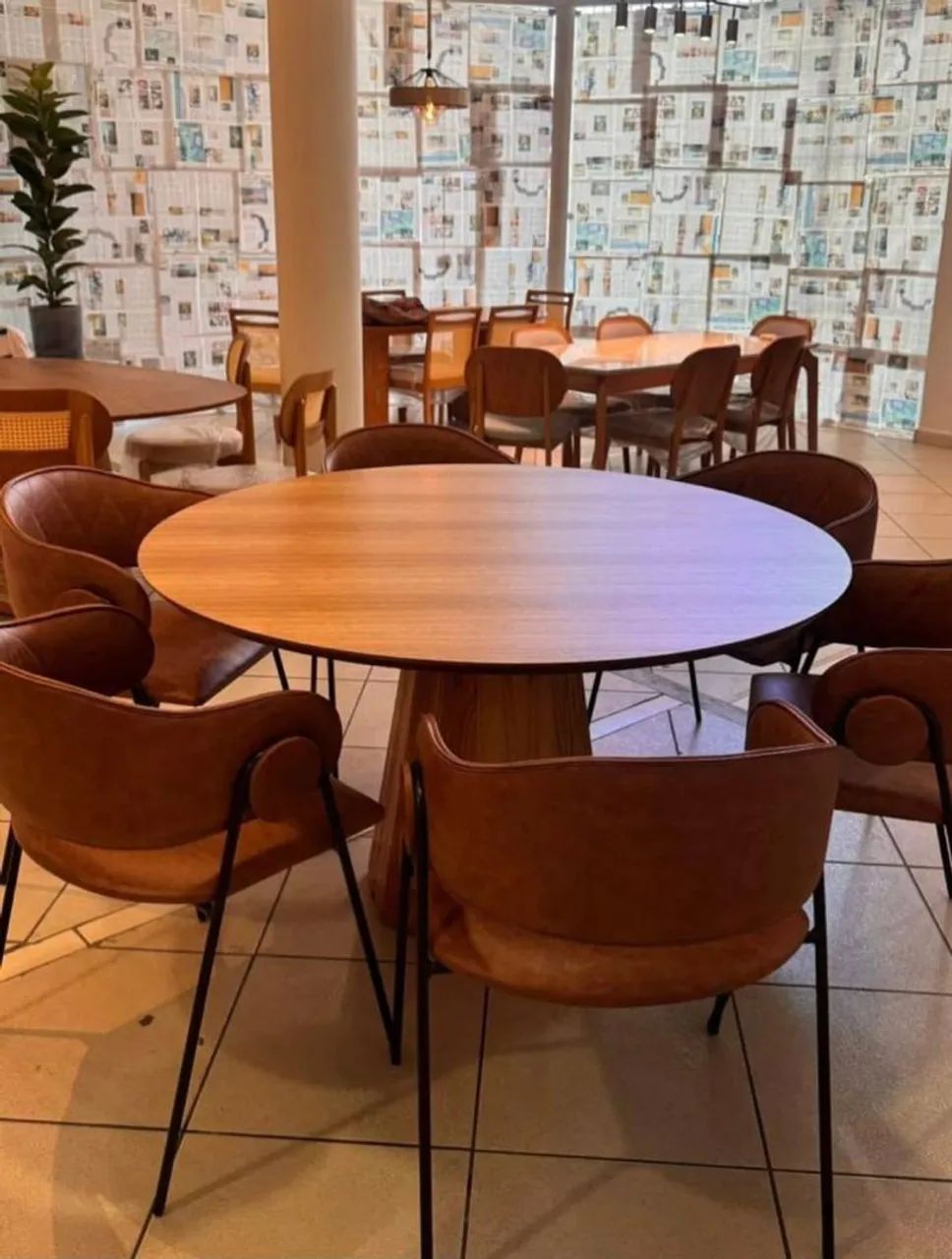 Mesa de Jantar Laminada 130x130 Com 6 Cadeiras Poltronas