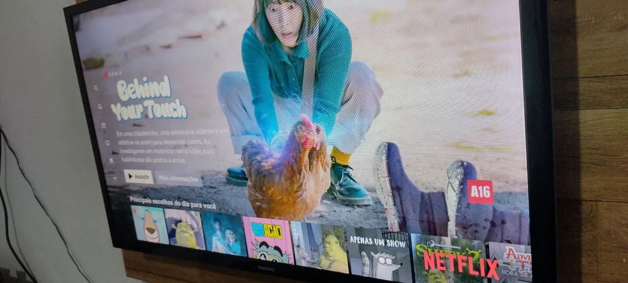 Vendo uma TV smart 32 polegadas da Samsung completa wi-fi Netflix YouTube pezinho controle - Foto 5