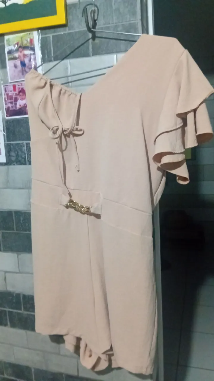 Macacão Feminino Bege com Detalhes