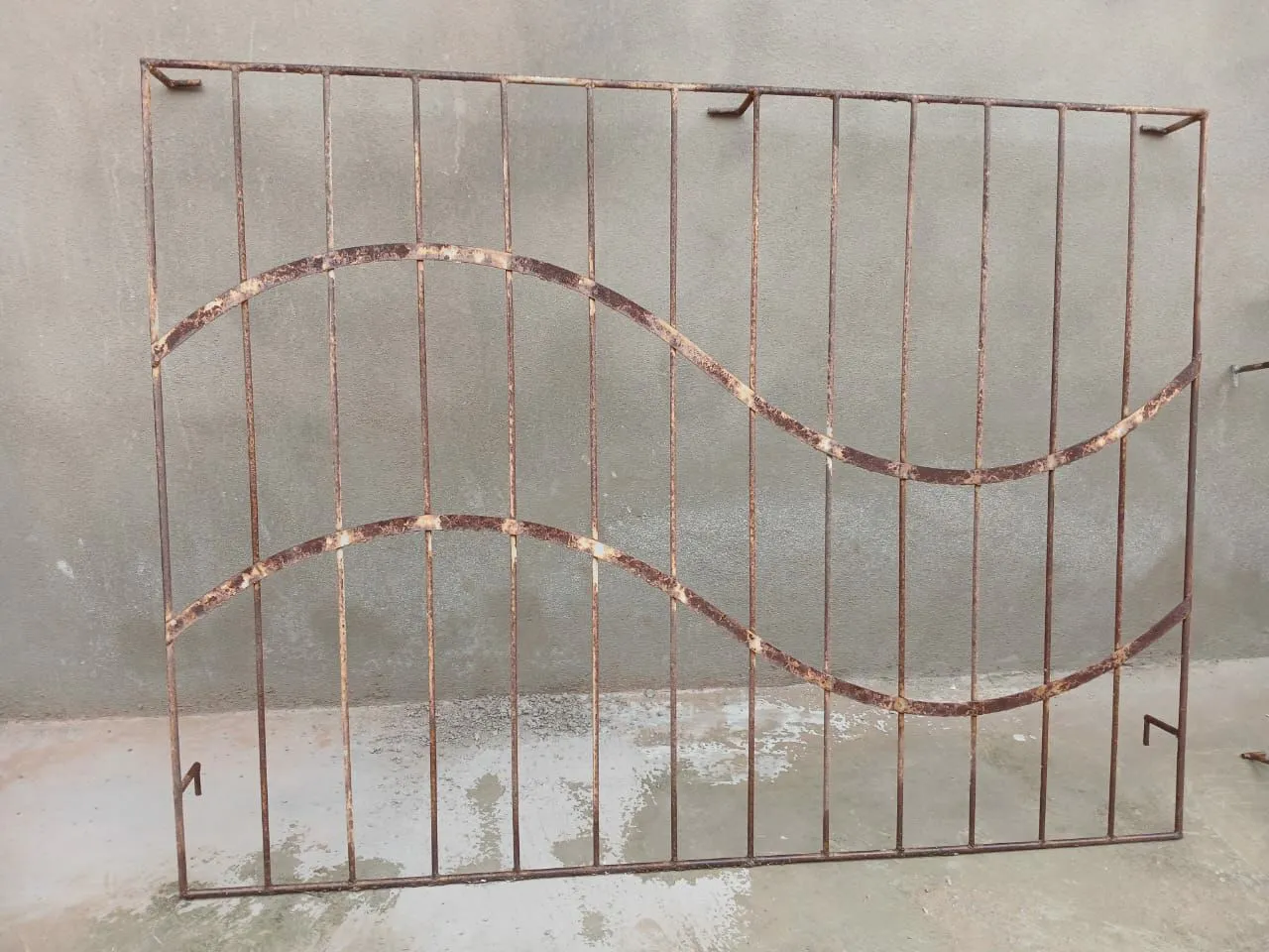 Grade de proteção para janela com design ondulado