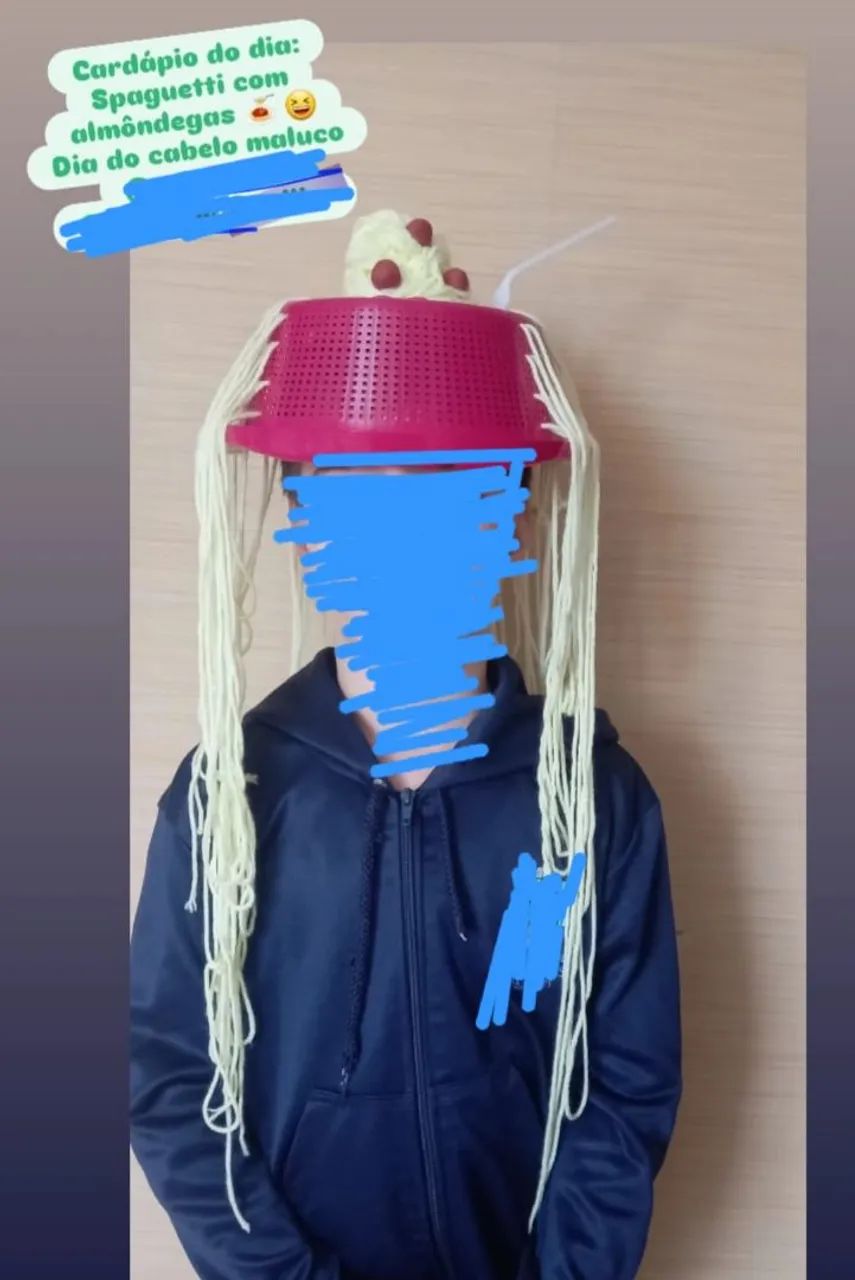 Cabelo maluco e mochila maluca