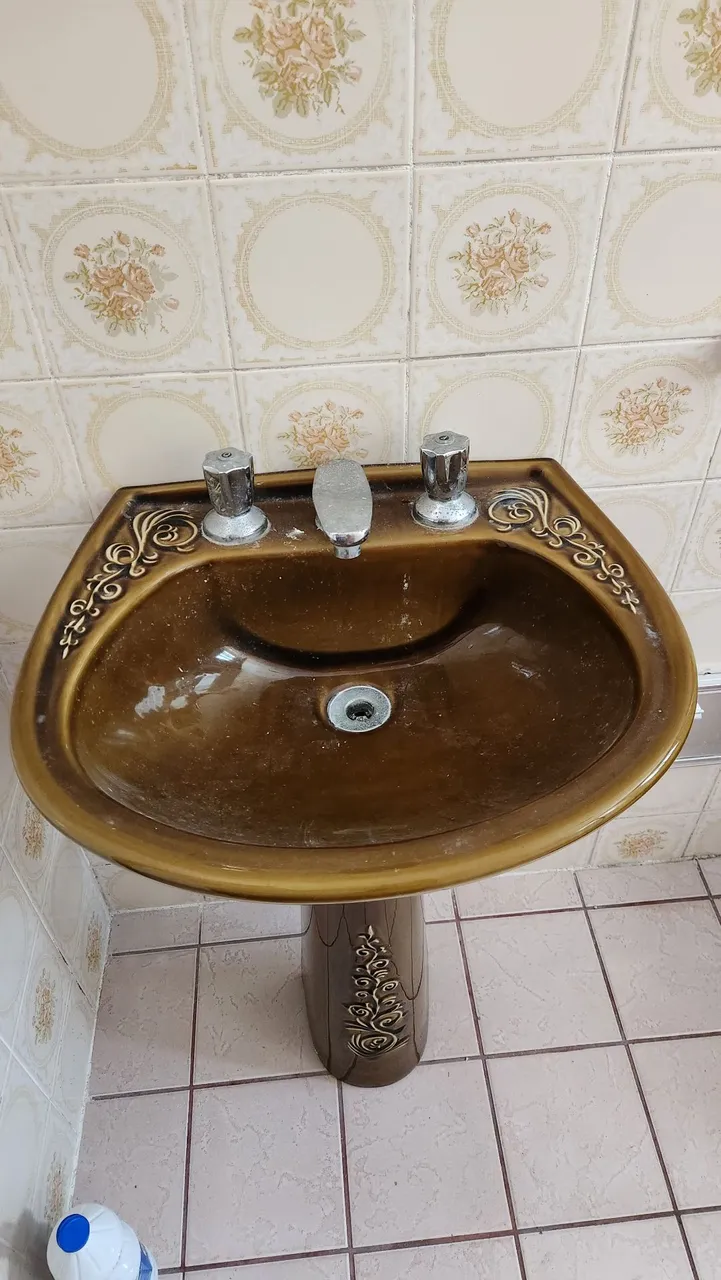 Lavatório de cerâmica com design vintage