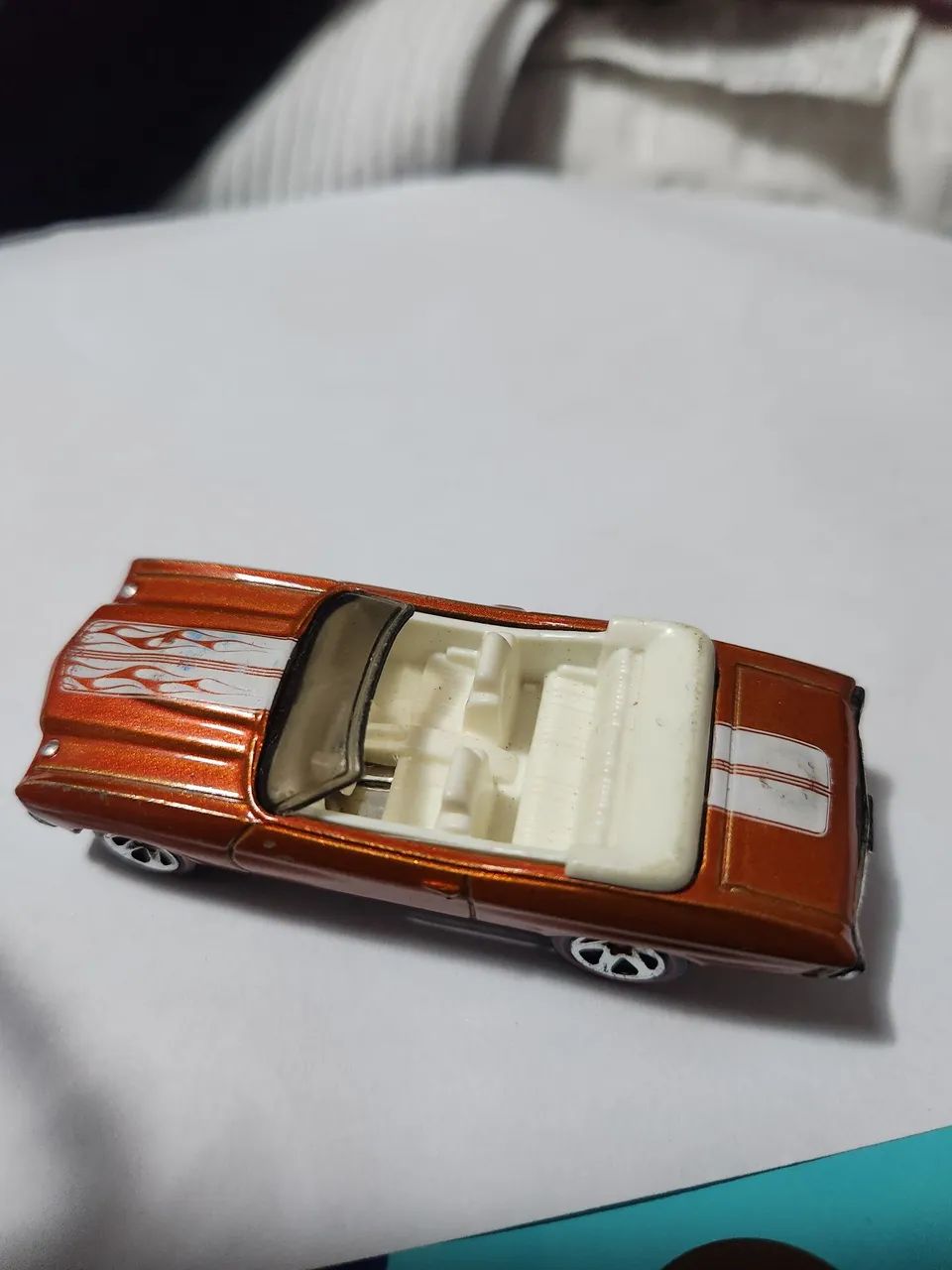 Hot Wheels Chevelle Miniatura de carro conversível laranja