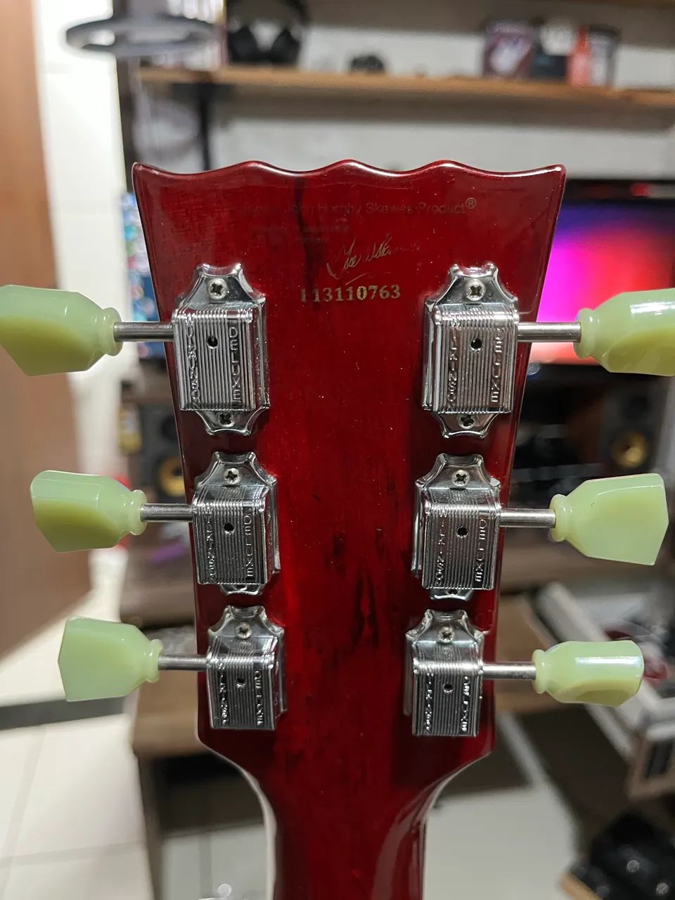 Guitarra Vintage V100 com upgrade  - Foto 2