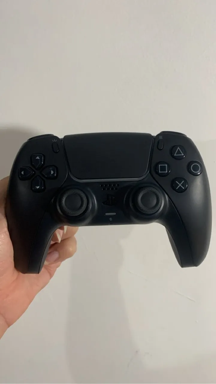 Controle de PS5 original e PC gamer