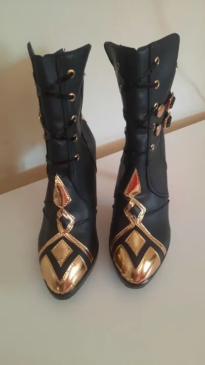 Botas pretas com detalhes dourados - Foto 2