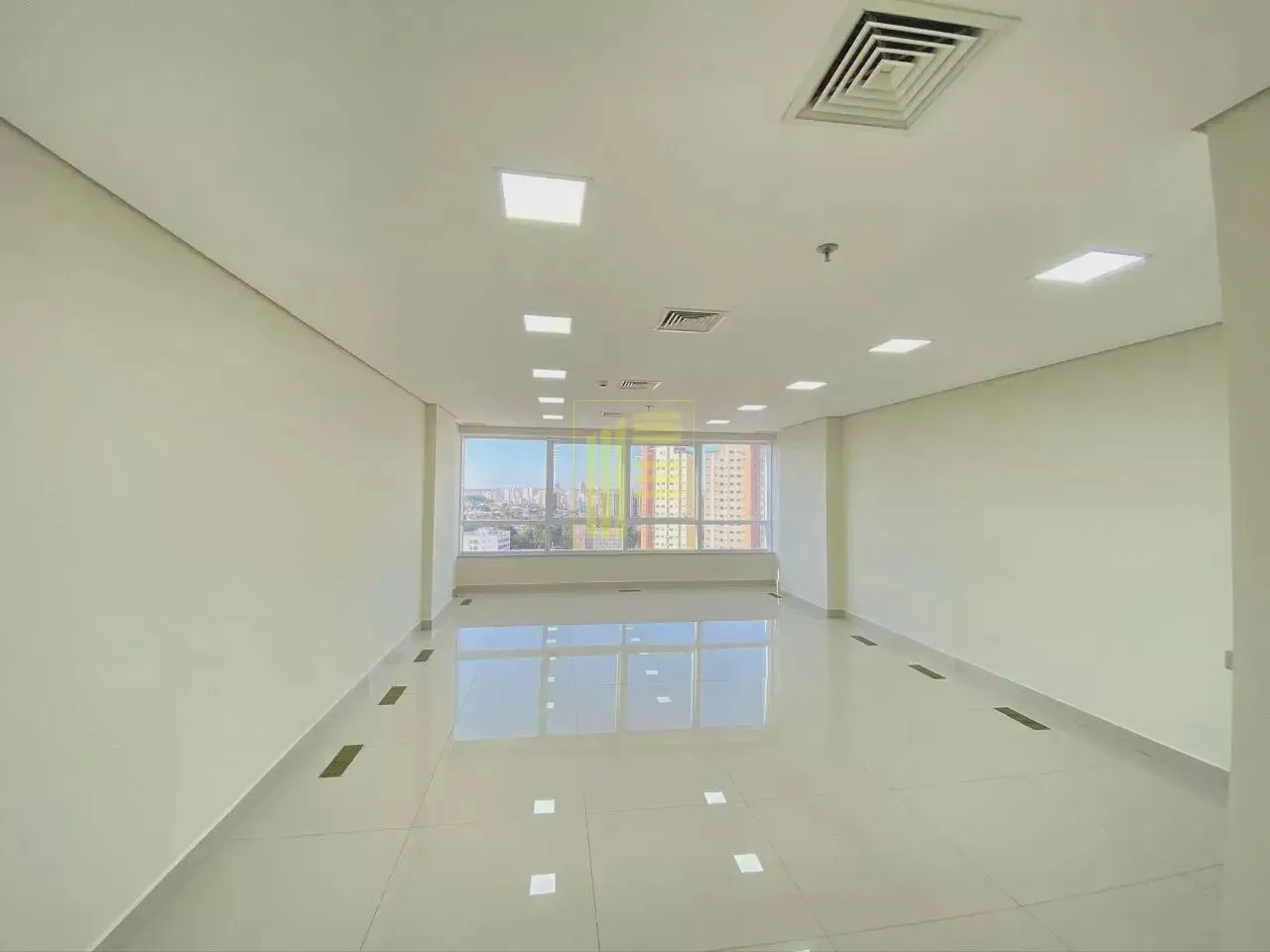 Sala comercial de 47 m² com 1 vaga no Navarro Building para locação