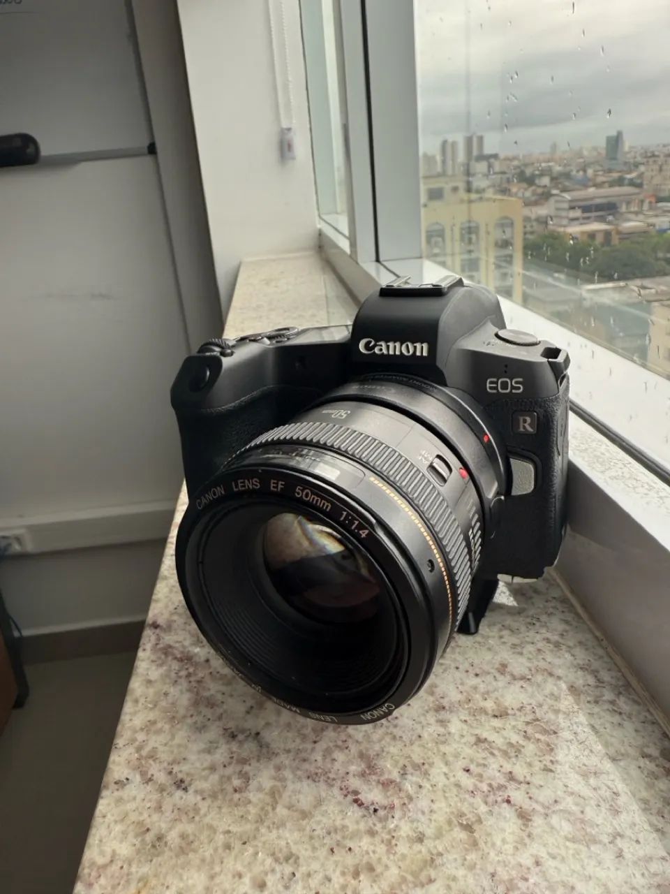 Câmera CANON R