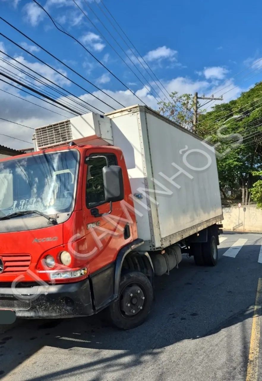 MB ACCELO 715C ANO 2004 BAU REFRIGERADO -5°