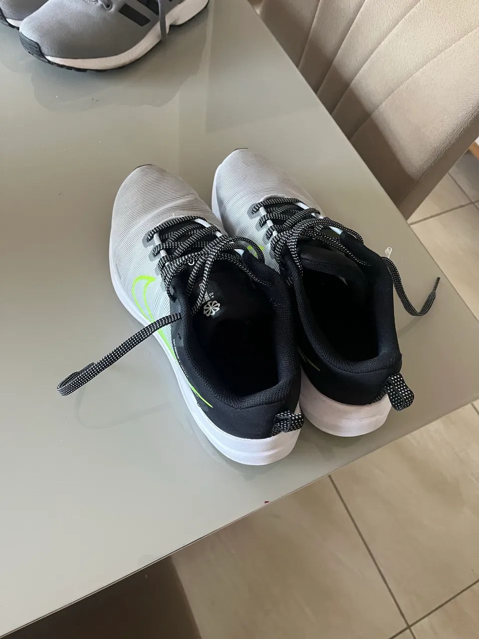 TênisNike Downshifter 12 e Adidas ZX Flux - Calçados Esportivos