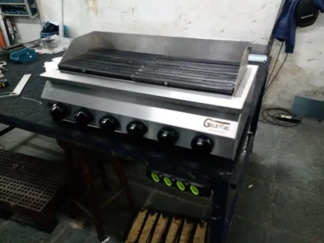 Char broiler ou churrasqueira americana a gás em aço inox.