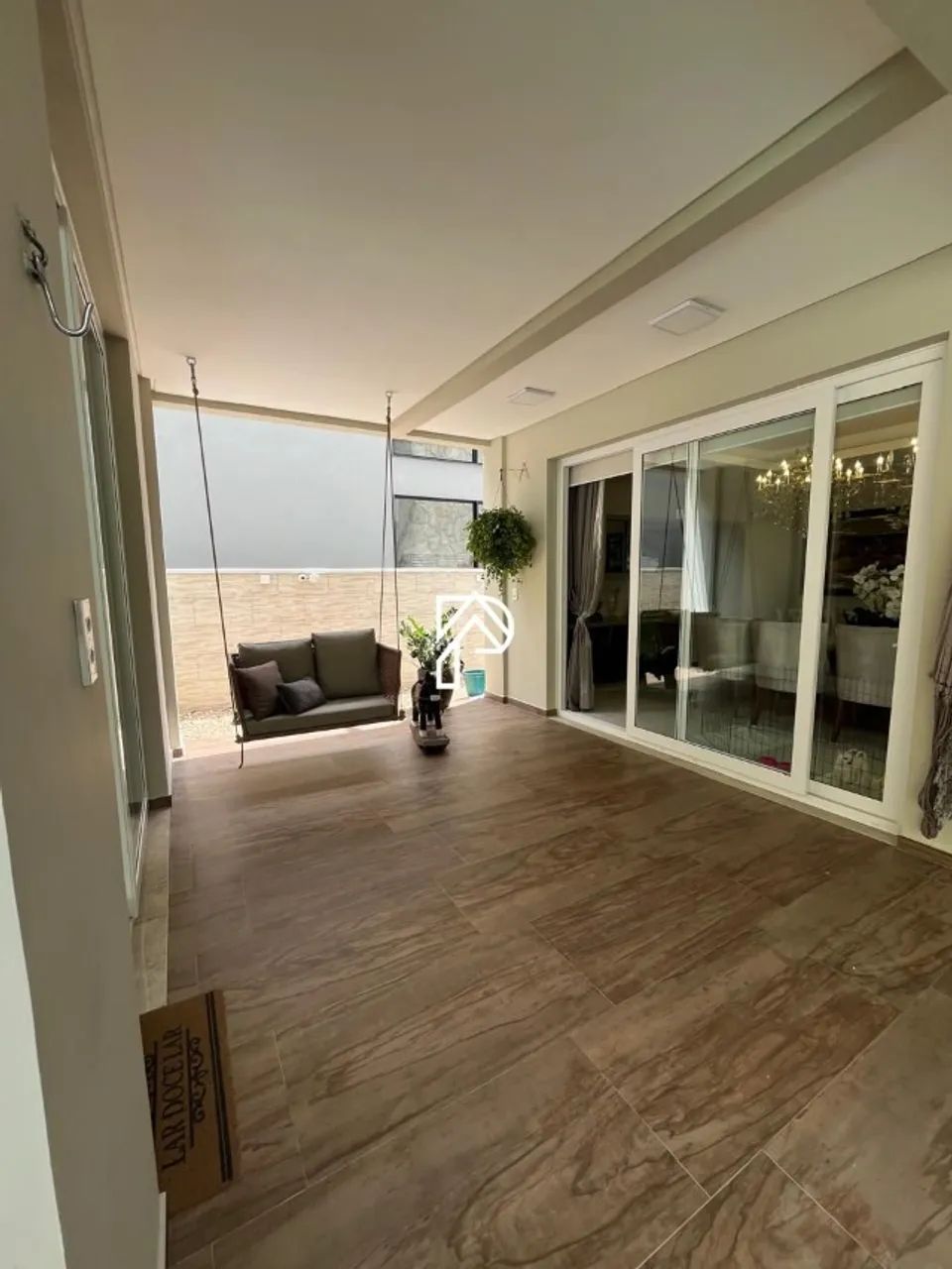 Linda casa em condomínio fechado, em um dos bairros mais valorizados da atualidade!