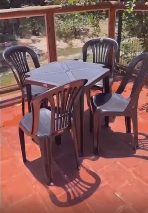 JOGO DE MESAS COM 4 CADEIRAS NOVO DE FÁBRICA