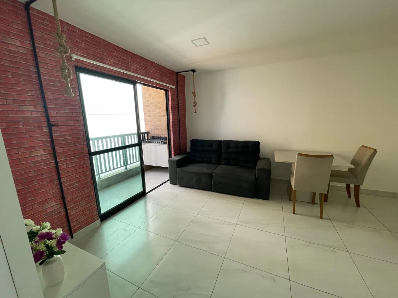 Alugo apartamento mobiliado em Intermares, próximo à praça, a poucos metros da praia