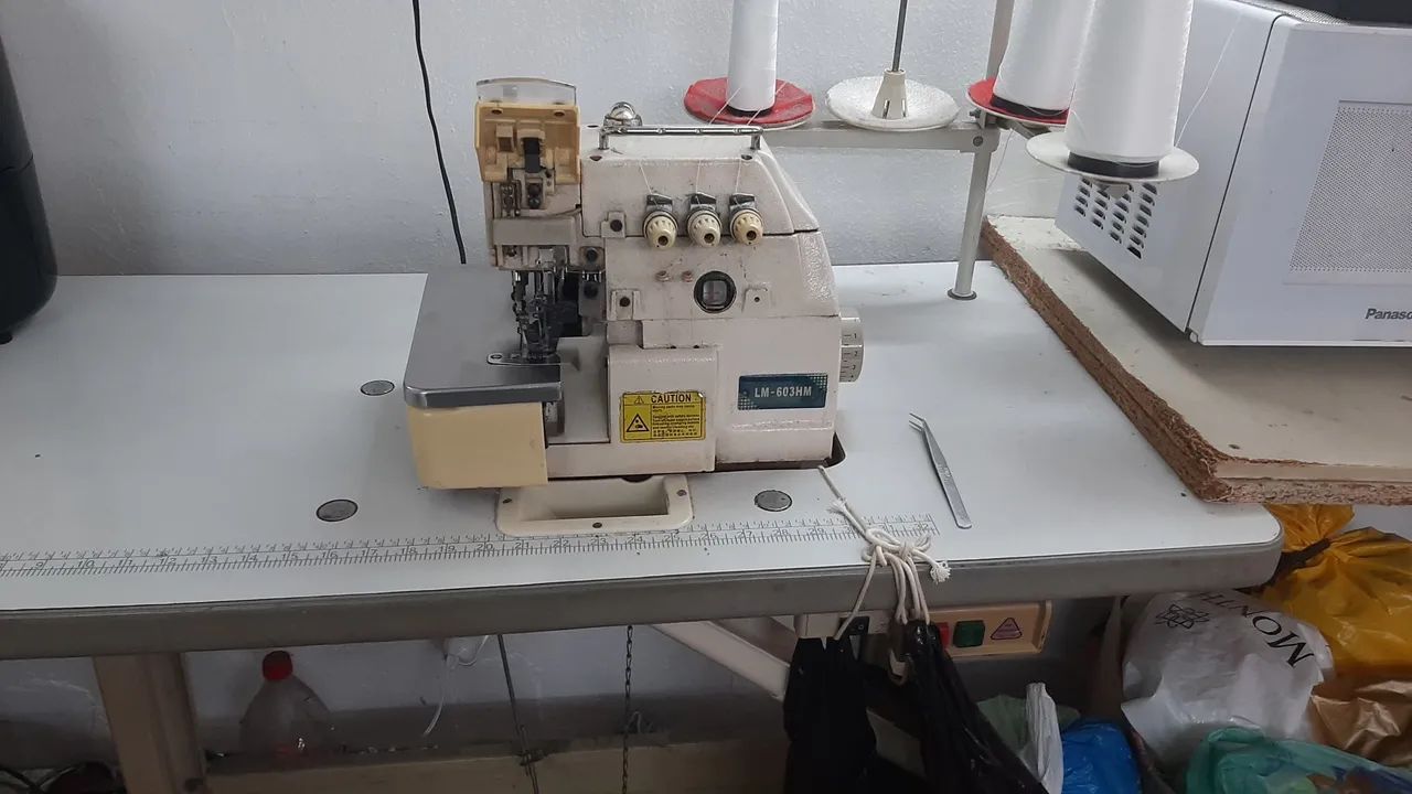 Vendo máquinas industriais, overlock singer e Lamarck e uma colaret Marbor