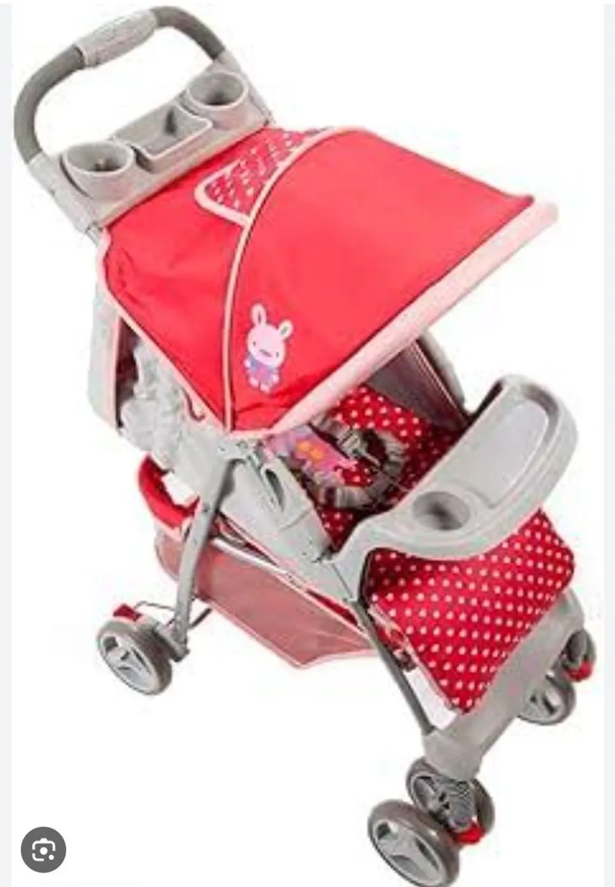 Carrinho de bebê rosa com detalhes