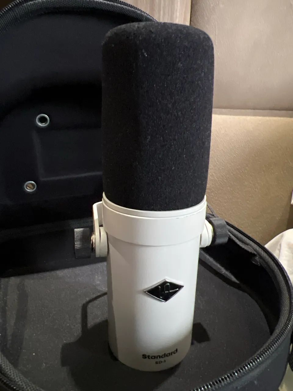 Microfone dinâmico Studio/live Universal Áudio Sd-1 profissional standard 