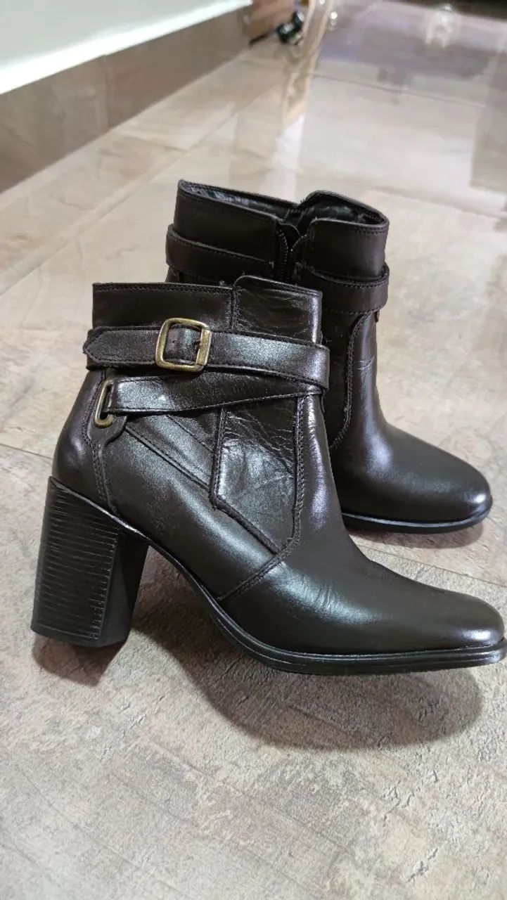 Botas de couro marrom com salto bloco e fivelas