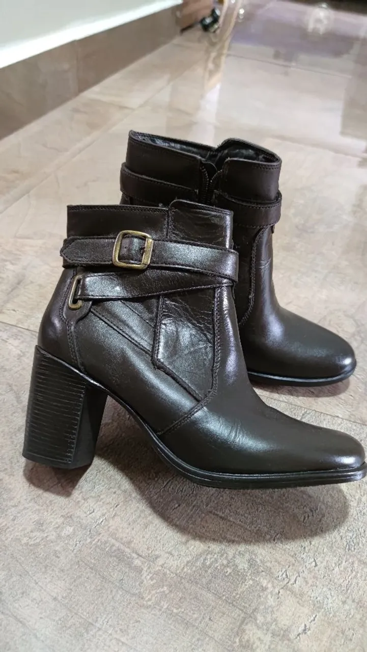 Botas de couro marrom com salto bloco e fivelas