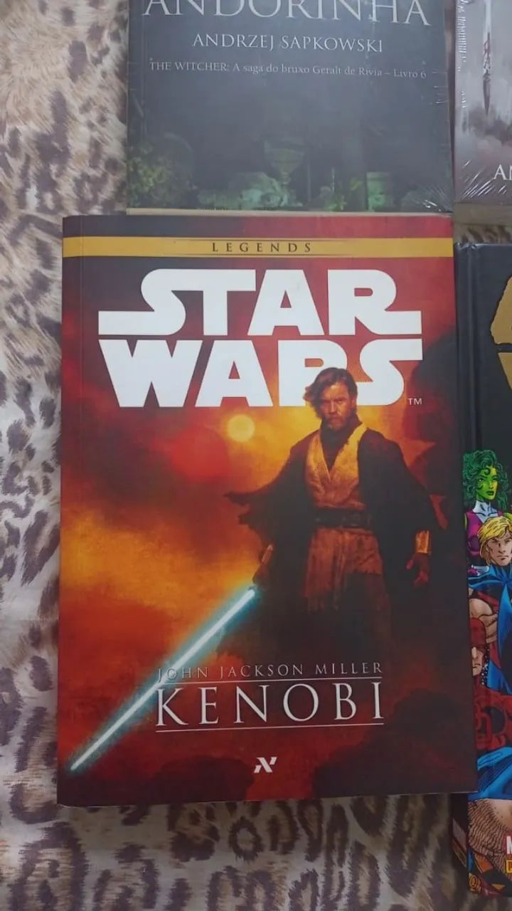 Livros em ótimos estado. Vendo 4 livros/HQ em ótimo estado, ideal para colecionadores