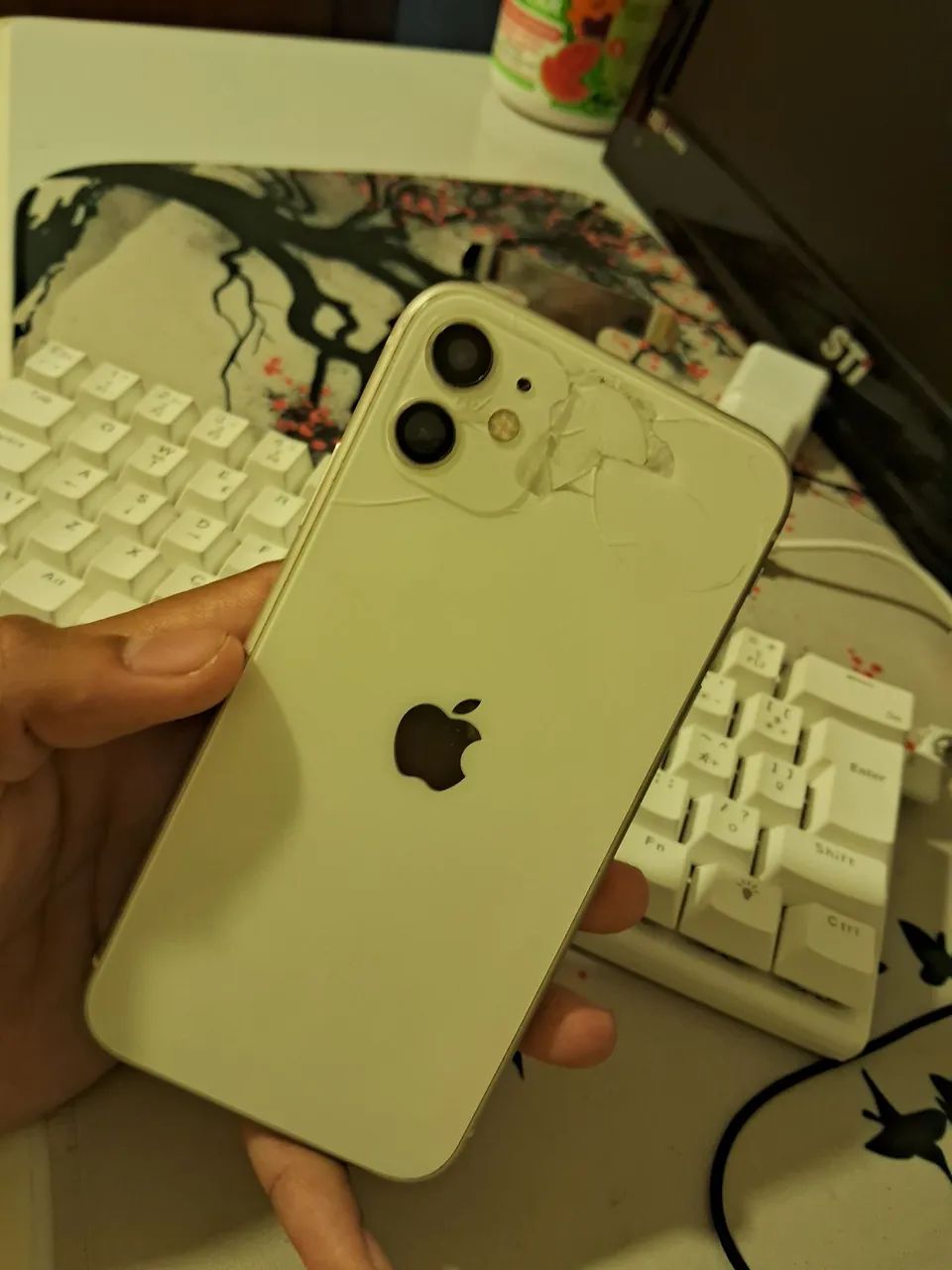 Iphone 11 apenas traseira trincada