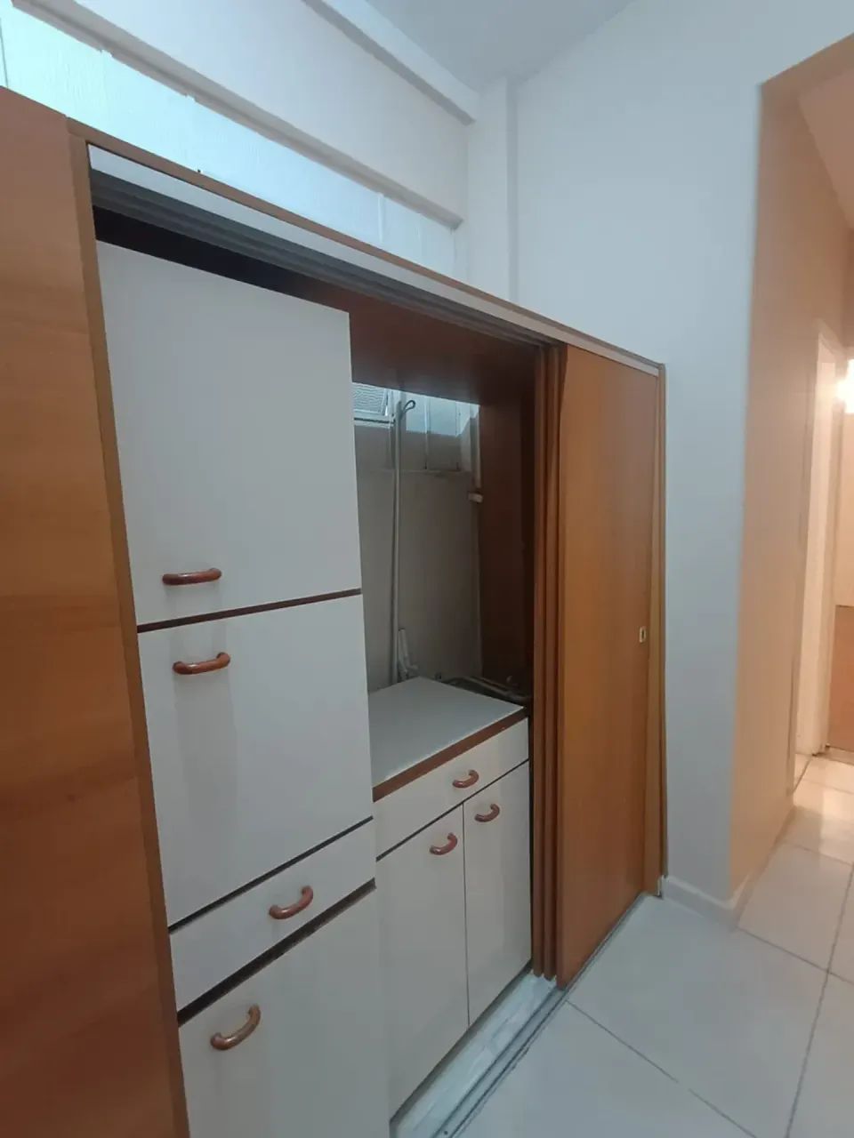 Cozinha, banheiro e sala dividida com quarto. - Foto 4