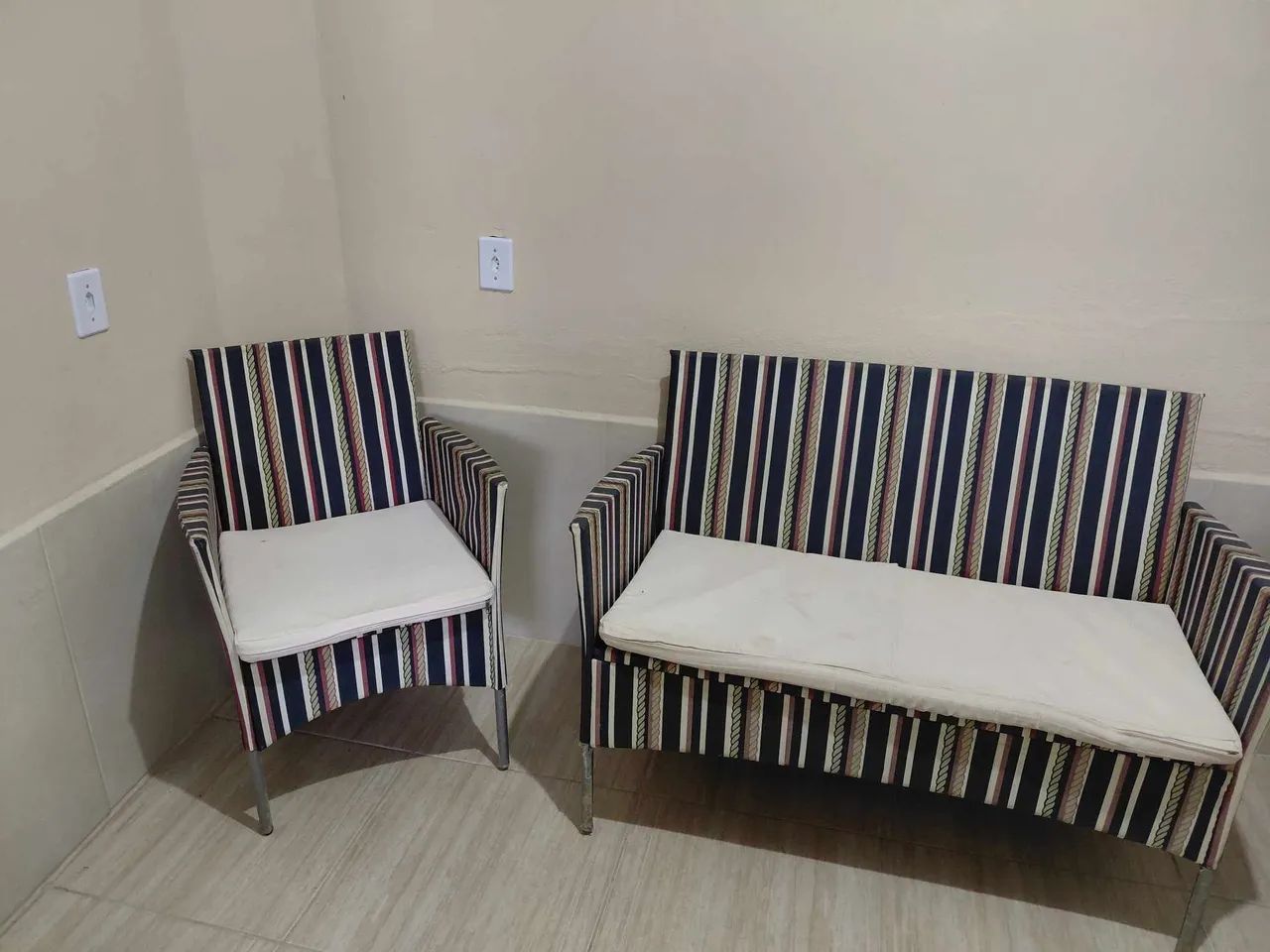 Vendo jogo de poltronas com mesa de centro com vidro  - Foto 3