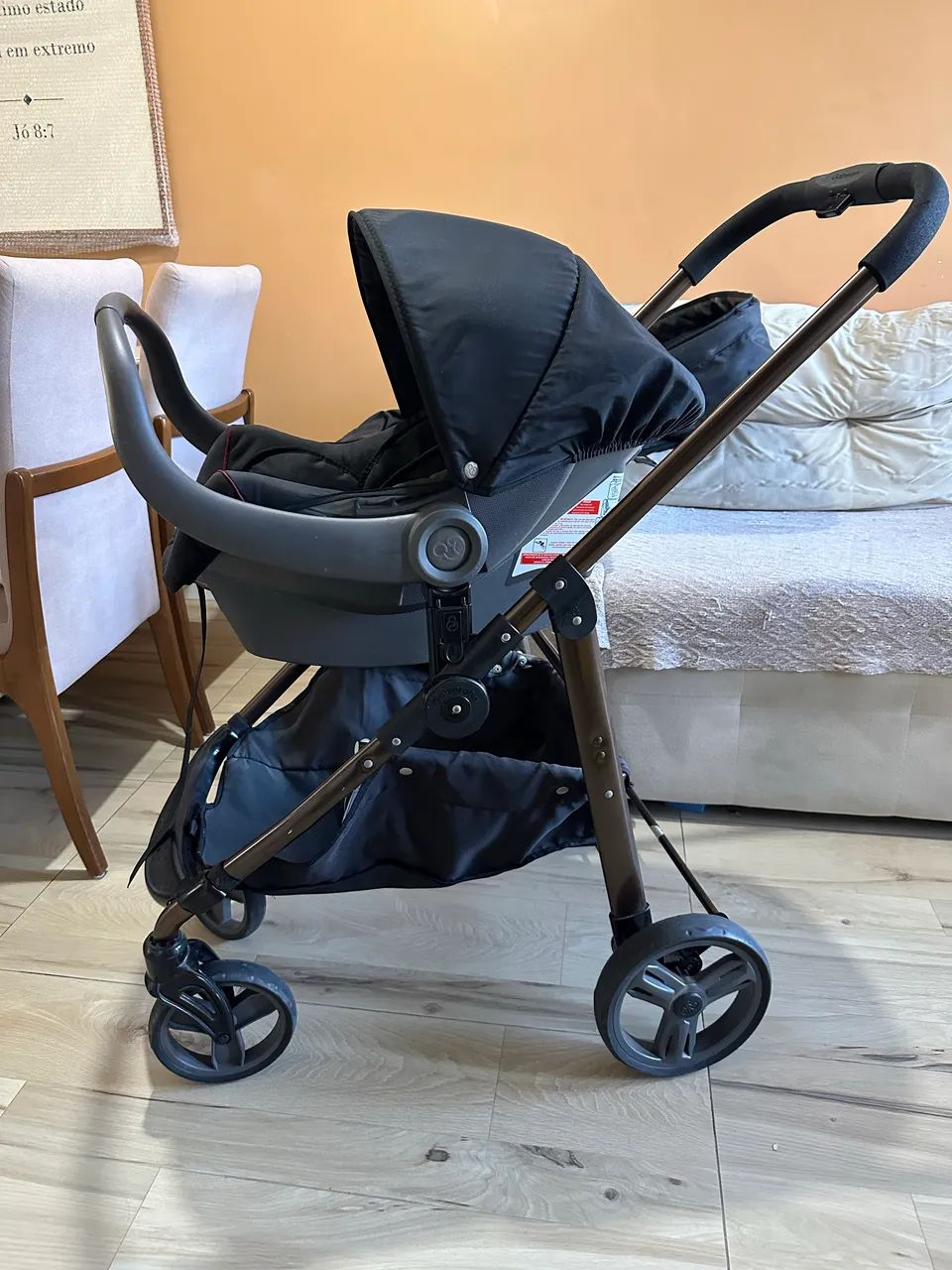 Vendo carrinho, bebê conforto e base Galzerano - Foto 3