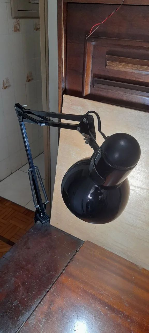 Luminária metálica de mesa, articulada  - Foto 5
